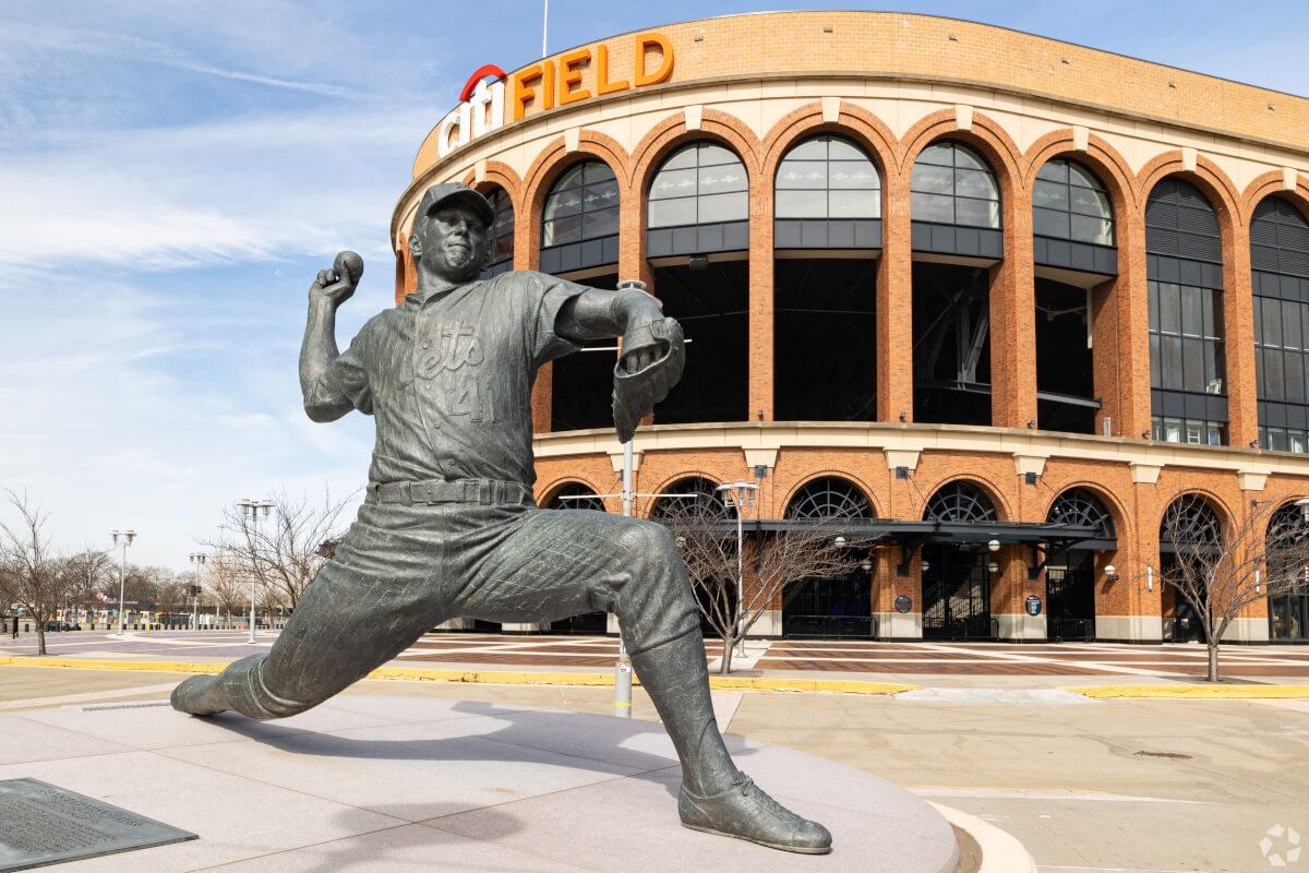 A bronze statue of the Baseball Hall of Fame pitcher Tom Seaver stands in front of Citi Field.