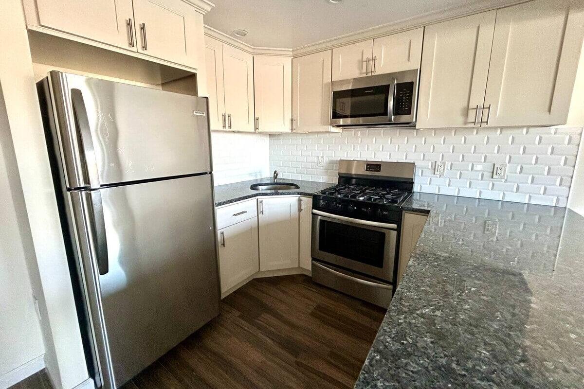 The kitchen in 1701 Parkview Ave has granite countertops.