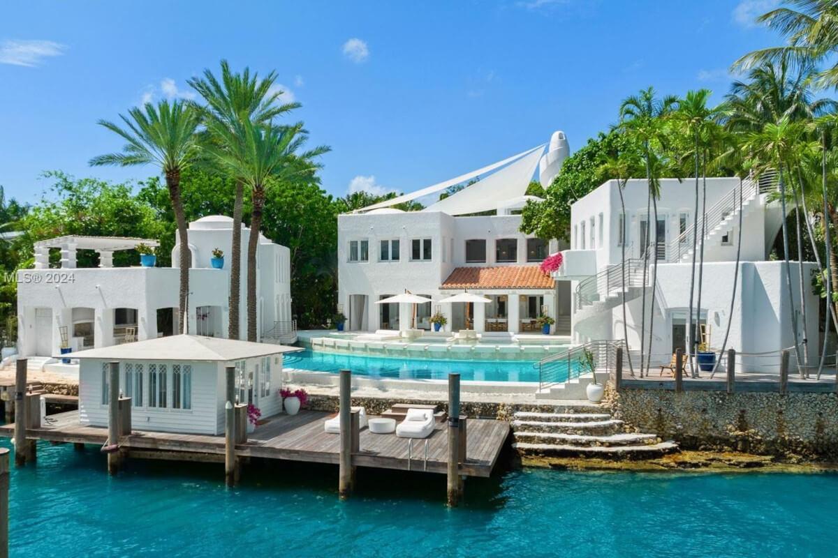 24 South Hibiscus Drive is a Mediterranean-inspired waterfront villa reminiscent of those in Santorini, Greece.