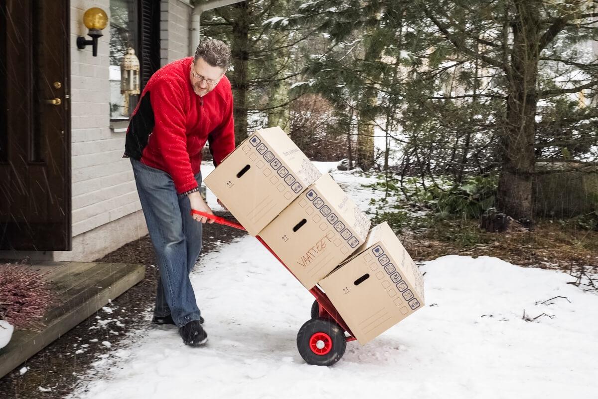 Tenant moves into new apartment during the winter season.