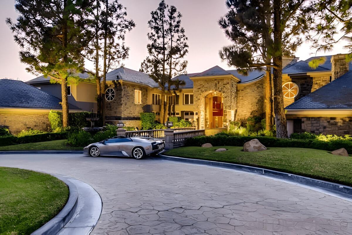 Driveway to 6103 Avenida Picacho.