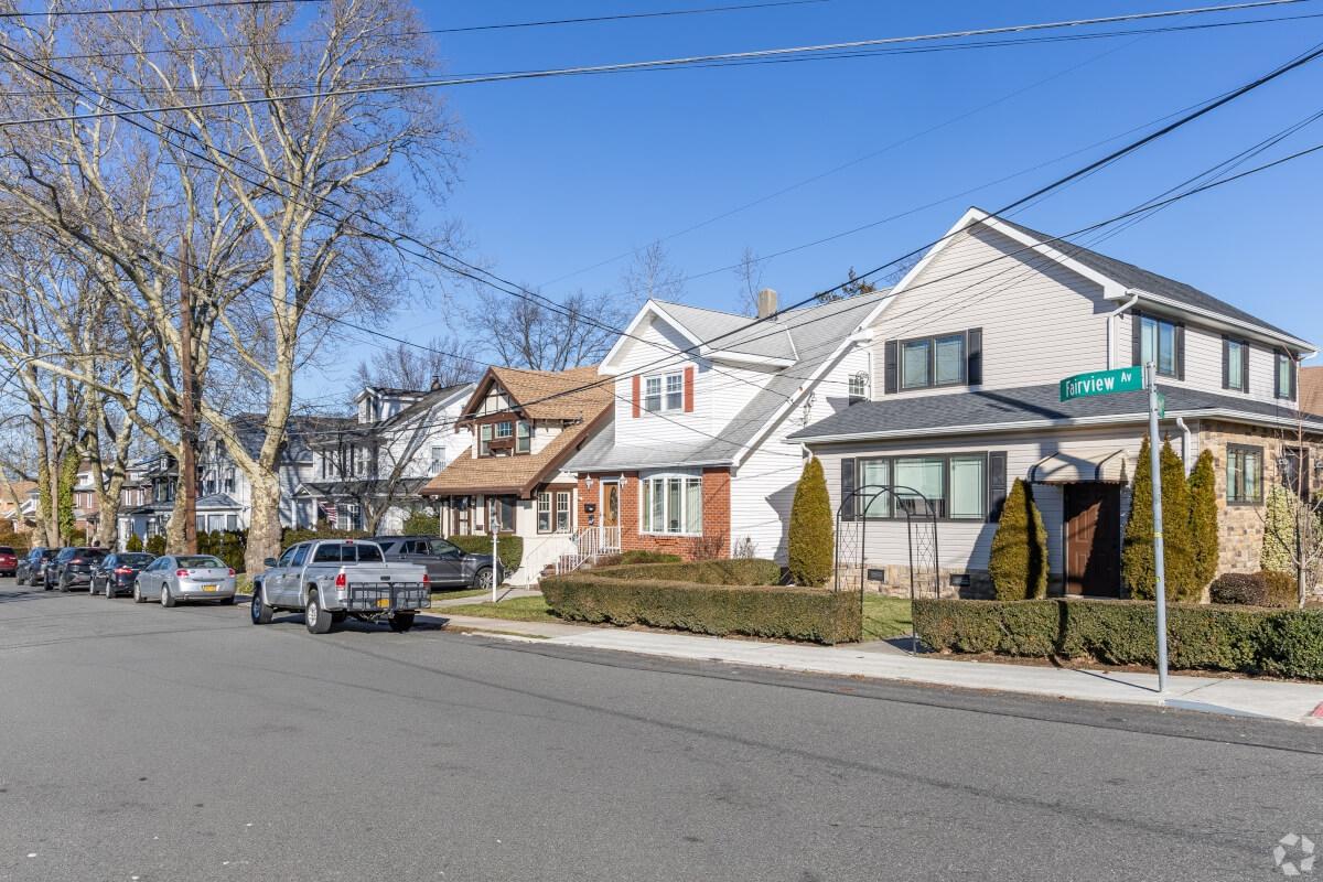 Craftsman-style homes along Fairview Avenue in Castleton Corners.