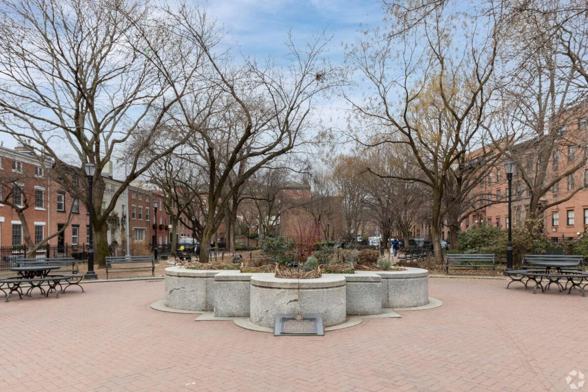 Cobble Hill Park has benches and picnic tables.