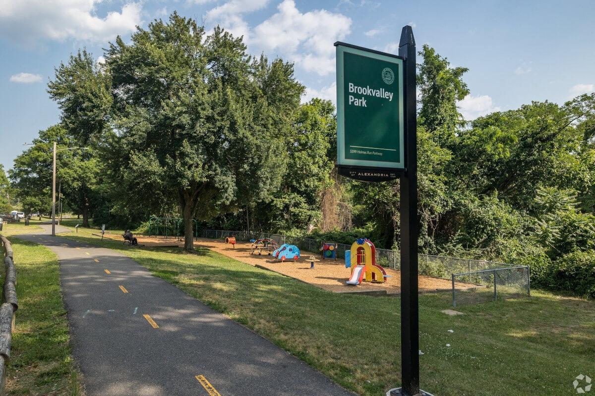 Walking path in Brookvalley Park in Alexandria, VA