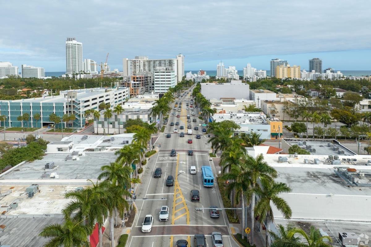 Aerial view of the Nautilus neighborhood in Miami Beach featuring palm-lined streets and high-rise buildings — top choice for apartment hunters near the ocean.