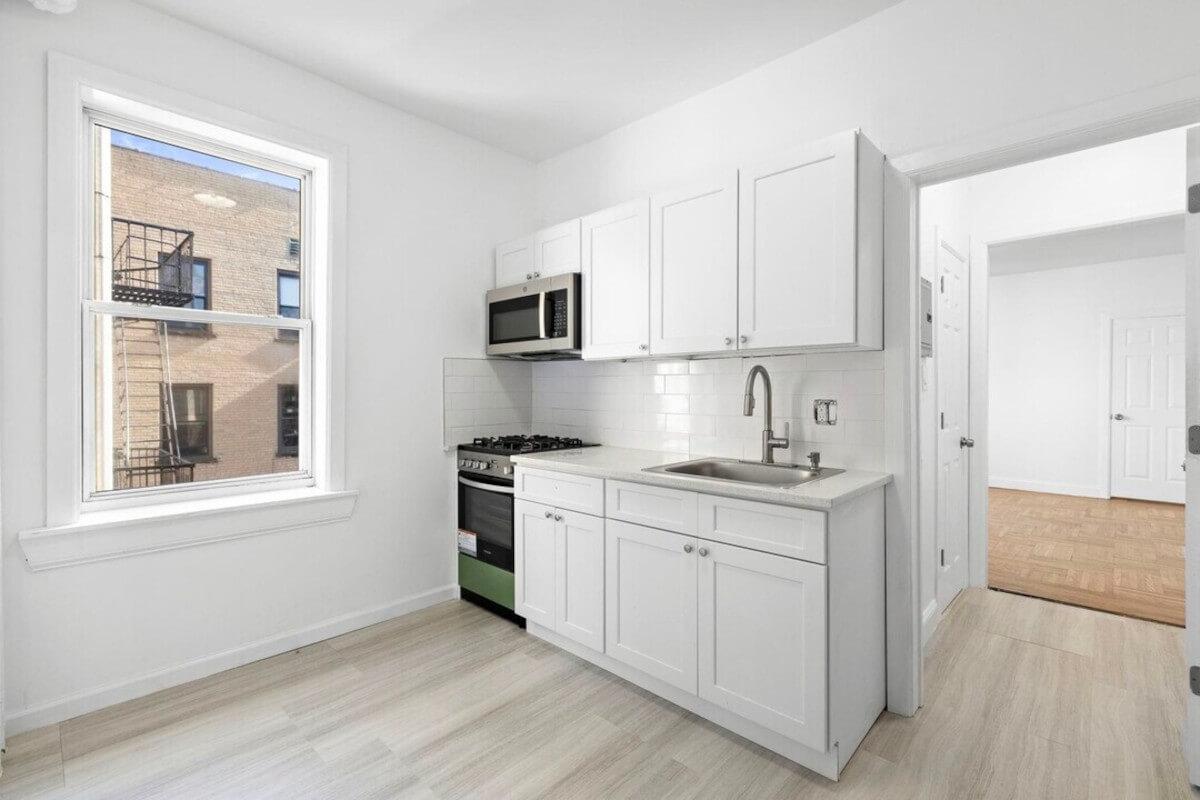 137 Kensington Ave Unit 503 has a small kitchen and parquet wood flooring in the living room.