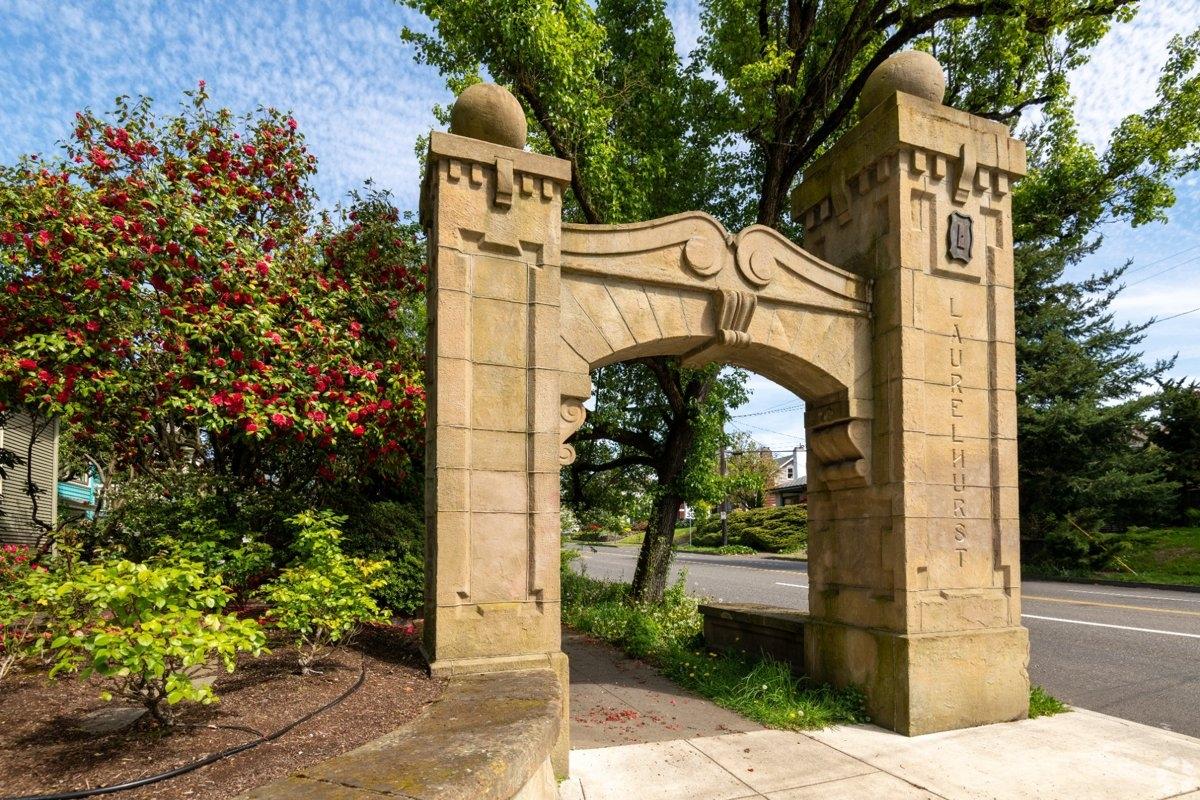 The entrance gate to the Laurelhurst neighborhood