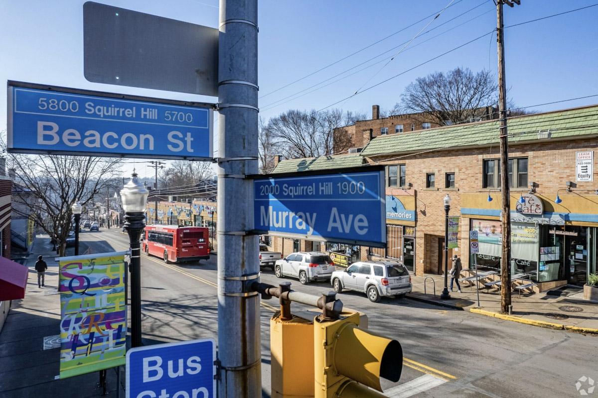 Squirrel Hill South Business District sign has a cross section with Murray Avenue and Beacon Street.