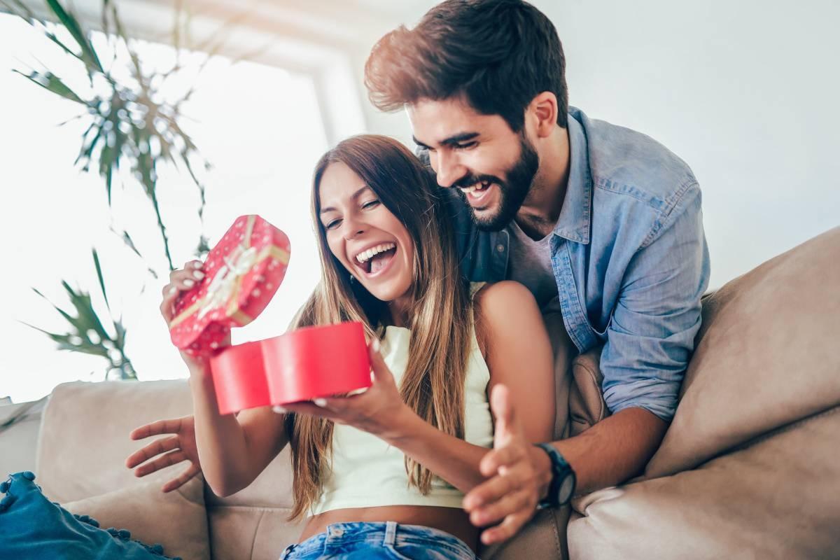 Man gifts girlfriend a Valentine's Day gift. 