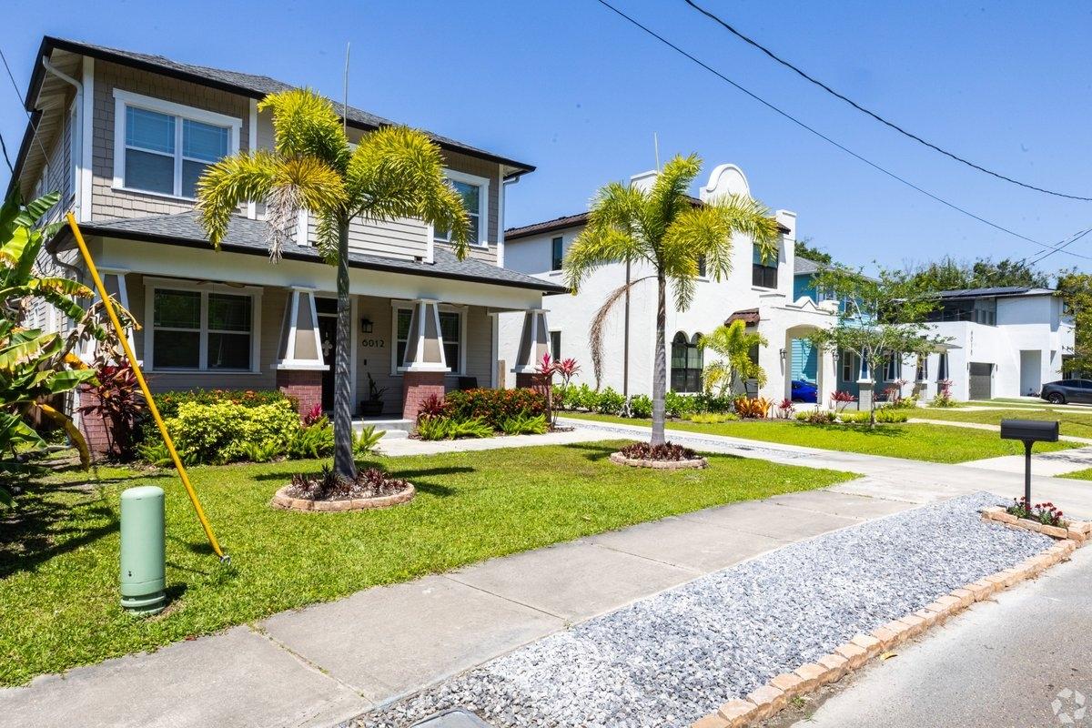 Streetview of a row of houses in Seminole Heights