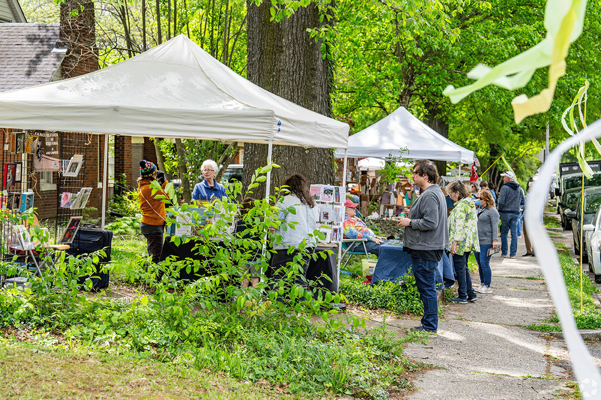 Memphis residents meet local artisans at the annual East Buntyn Art Walk in Chickasaw Gardens.