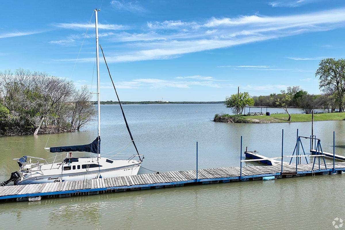Wedgwood is home to Benbrook Lake. 