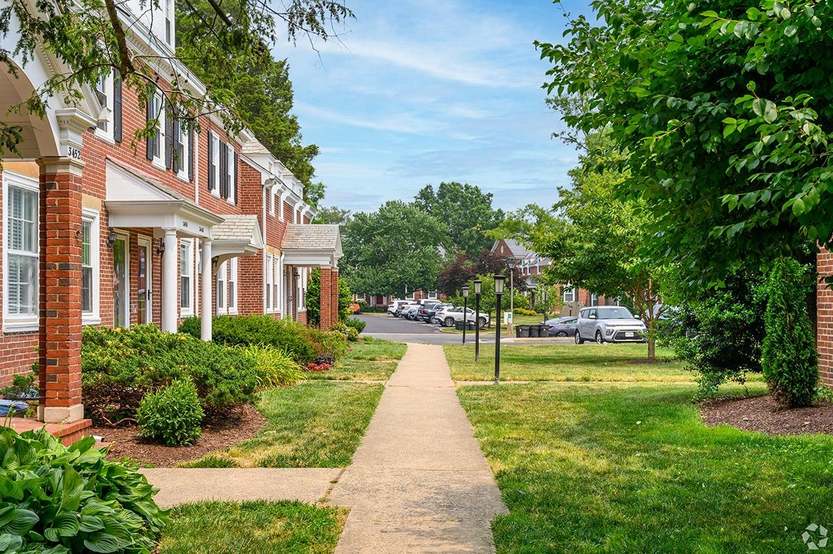 Townhomes sit in front of wide sidewalks in Fairlington/Shirlington.