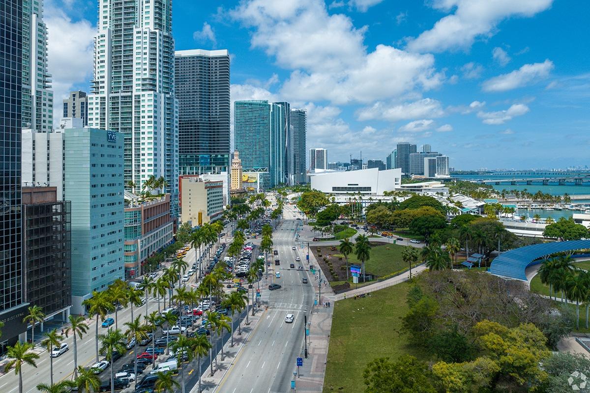 An aerial view of Biscayne Boulevard facing north with Bayfront Park and high-rise condos.