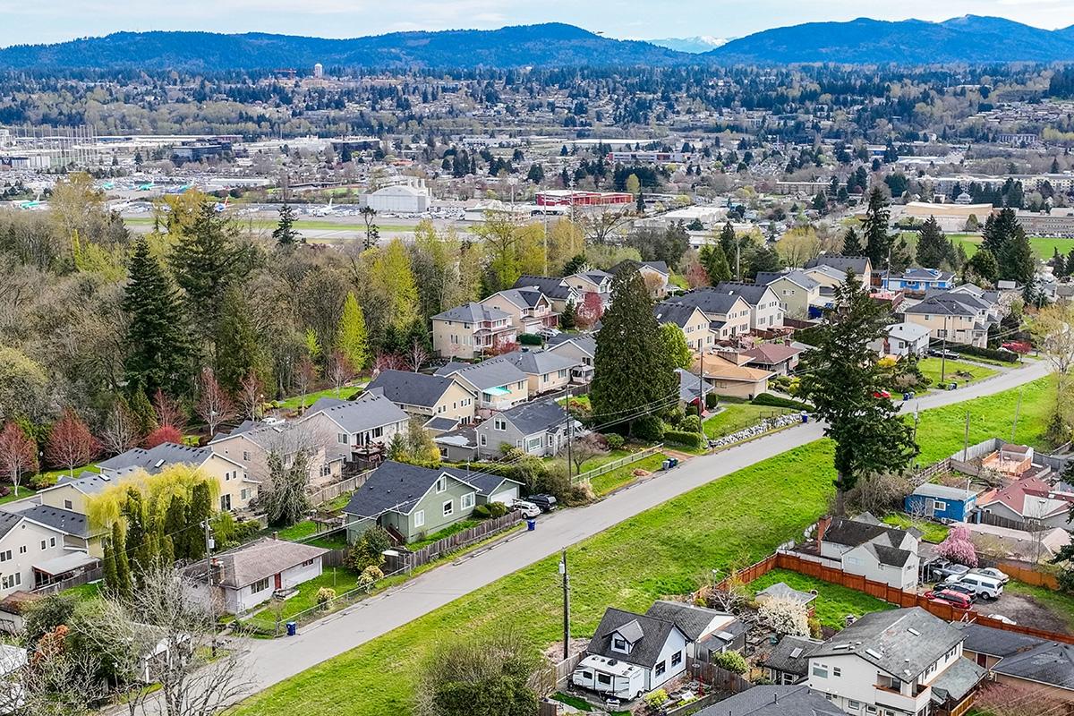 Rows of homes against the mountainous backdrop in Bryn Mawr-Skyway.