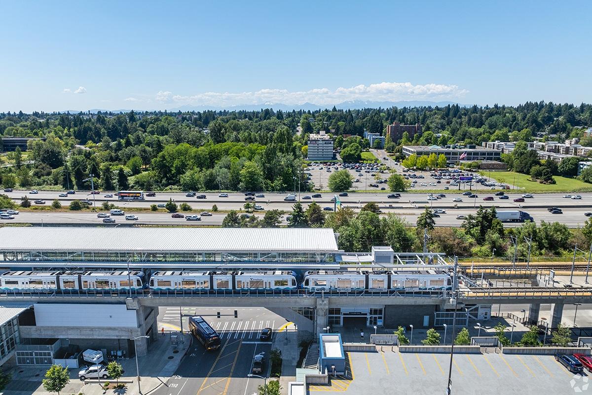 North College Park has easy access to I-5 and light rail.