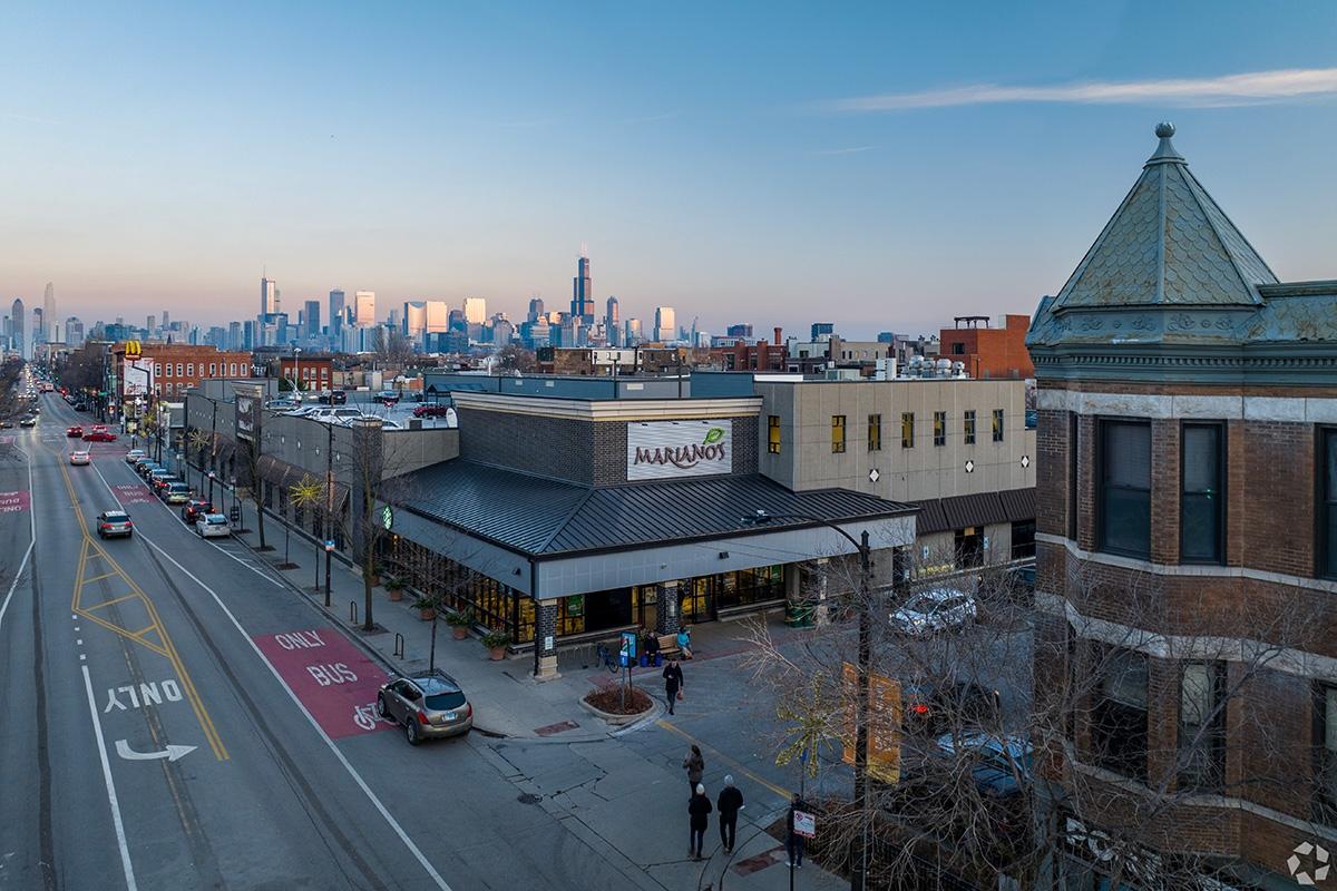A view of the Chicago skyline at dusk from West Town.