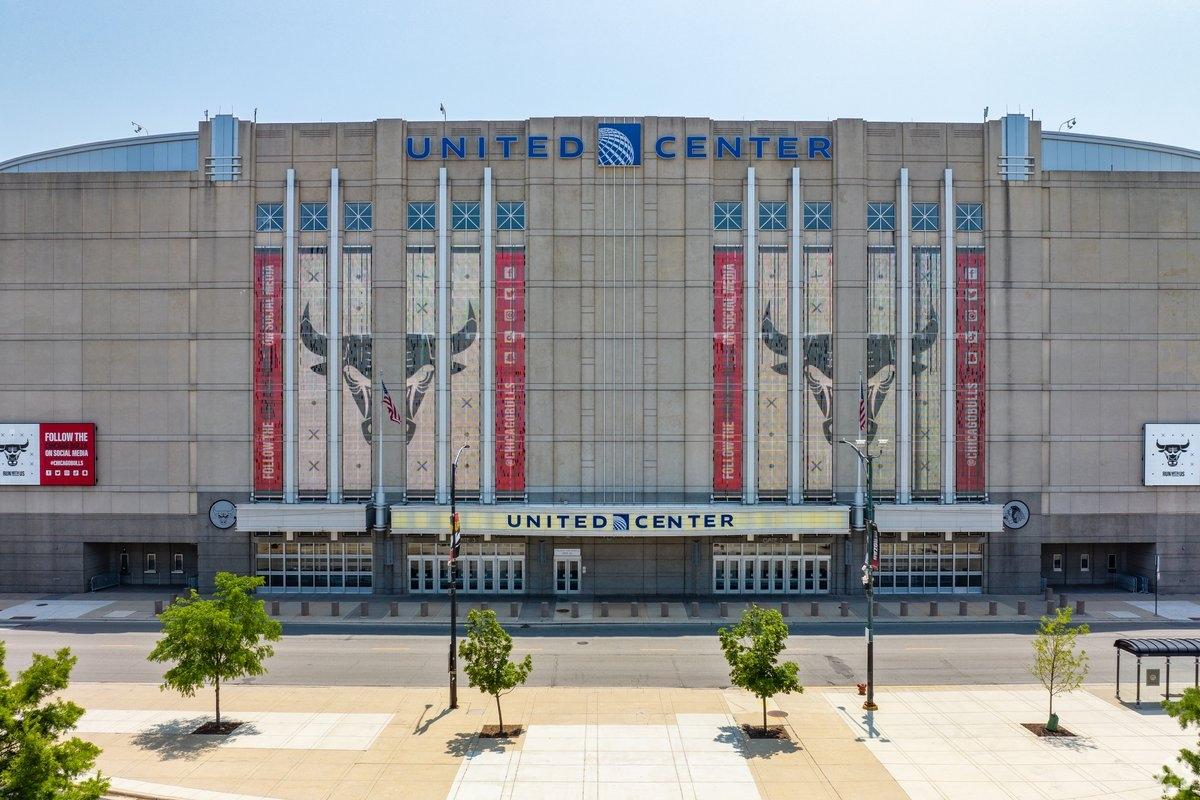 The entrance to United Center has banners displaying the Chicago Bulls logo above it.