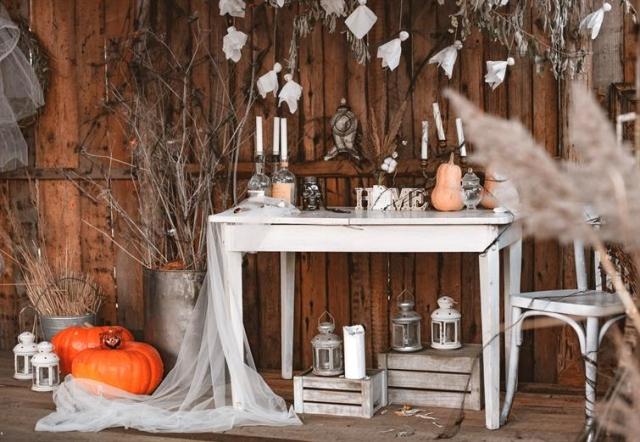 An outdoor Halloween display