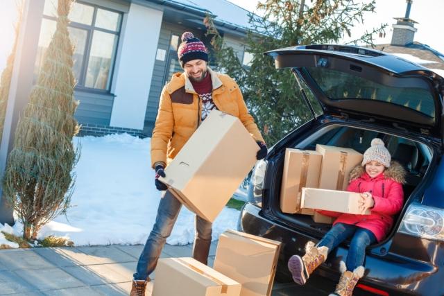 Father and daughter move to a new apartment in the winter.