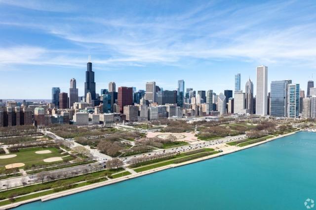 View of downtown Chicago skyline with Grant Park and Lake Michigan.