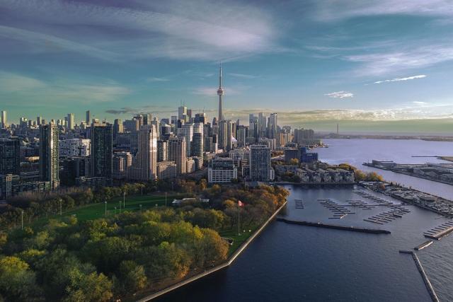 Toronto has a combination of green spaces, water, and a city skyline.
