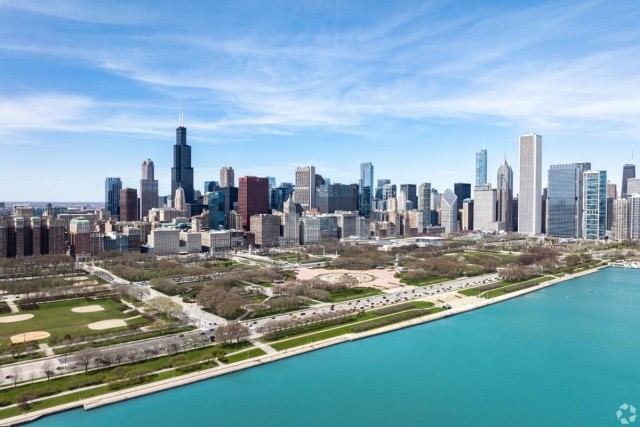 View of downtown Chicago skyline with Grant Park and Lake Michigan.