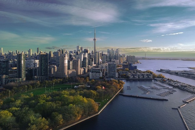 Toronto has a combination of green spaces, water, and a city skyline.