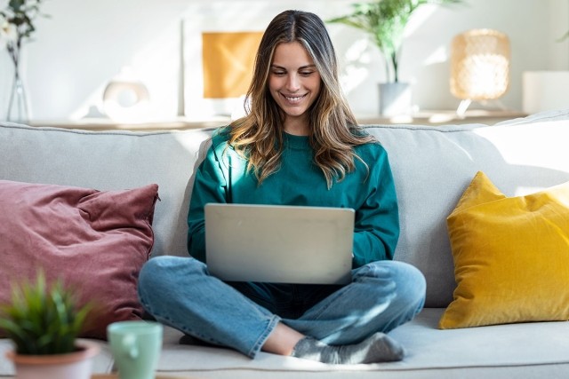 Renter searching for the average apartment rent online.